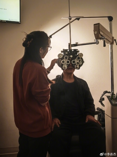 李连杰日前罕有贴上二女相。 李连杰日前罕有贴上二女相。