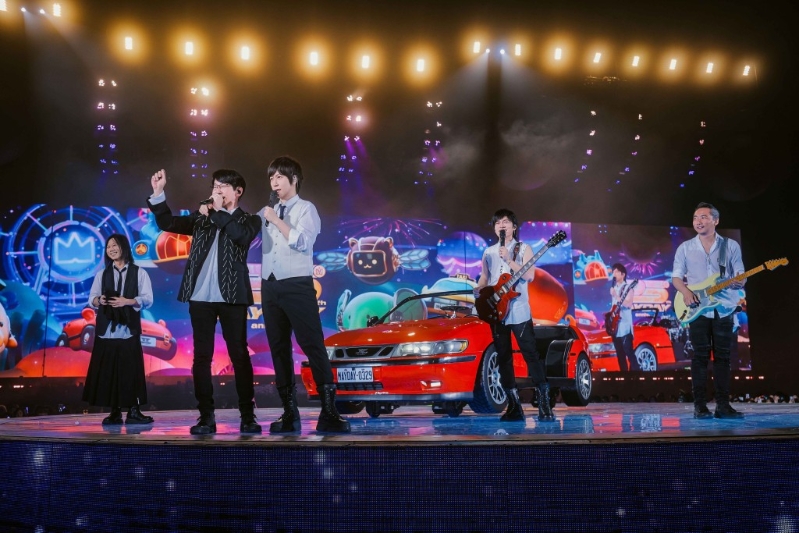 五月天演唱会举行首场。 五月天演唱会举行首场。