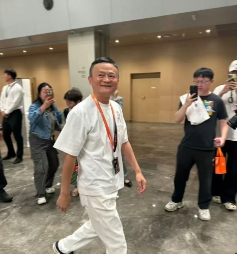 马云现身阿里集团总部。 微博@IT观察猿 马云现身阿里集团总部。 微博@IT观察猿