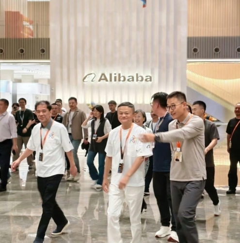 马云现身阿里集团总部。微博@IT观察猿 马云现身阿里集团总部。微博@IT观察猿