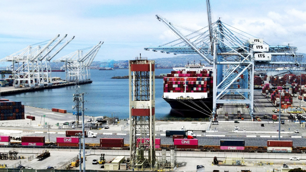 美国总统特朗普对中国商品课征145%进口关税,9日传出从中国出发、驶往加州港口的货船数量已经“归零”。画面为5日的加州长堤港。 美国总统特朗普对中国商品课征145%进口关税,9日传出从中国出发、驶往加州港口的货船数量已经“归零”。画面为5日的加州长堤港。