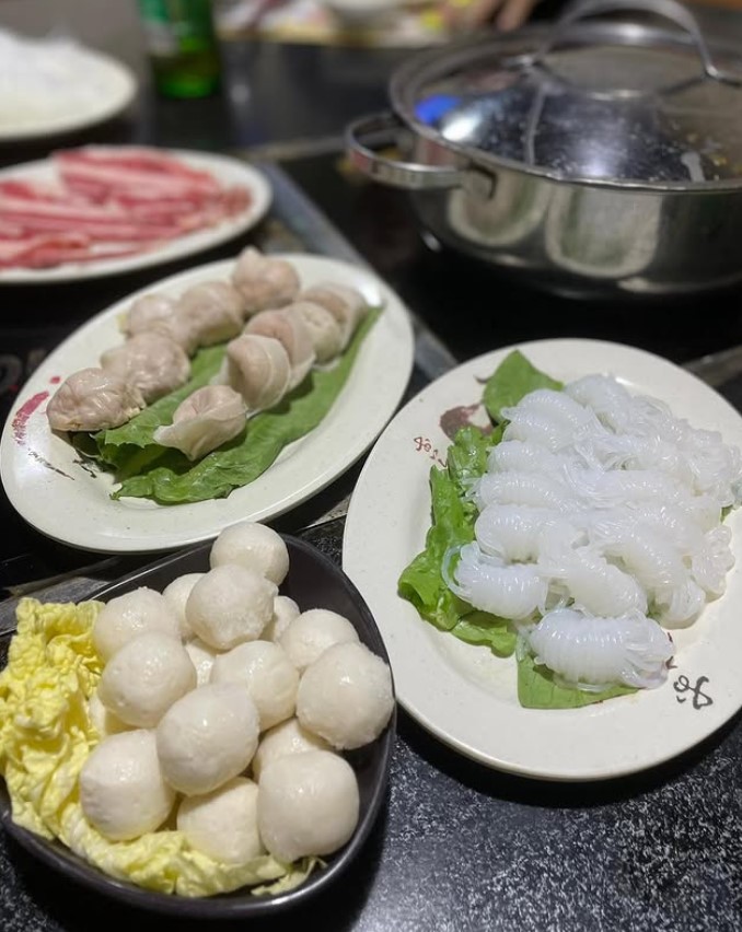 餐厅真材实料,汤底足料,如澳门猪骨煲、清汤牛腩锅,锅料丰富足量;即点即劏的花竹虾、象拔蚌,足秤新鲜,另外手切雪火牛肉以及各式自家手打丸也是每枱必点。 餐厅真材实料,汤底足料,如澳门猪骨煲、清汤牛腩锅,锅料丰富足量;即点即劏的花竹虾、象拔蚌,足秤新鲜,另外手切雪火牛肉以及各式自家手打丸也是每枱必点。