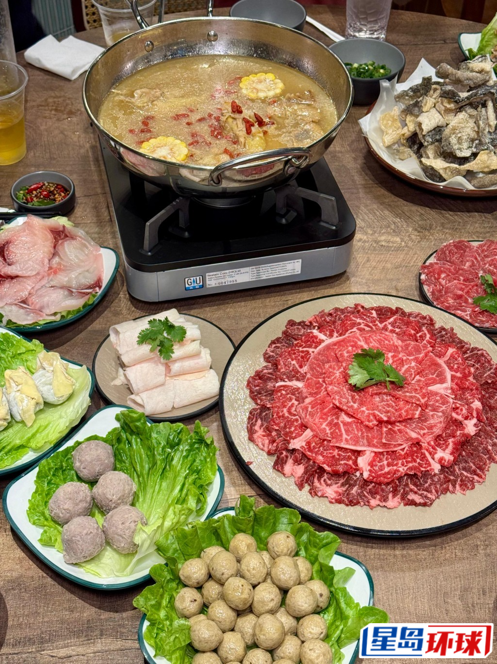 餐厅供应一系列高质牛肉及火锅食材,各种刁钻牛肉部位都食到! 餐厅供应一系列高质牛肉及火锅食材,各种刁钻牛肉部位都食到!