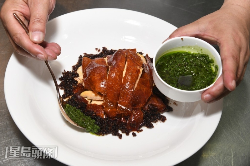 配搭三种自制酱料。 配搭三种自制酱料。