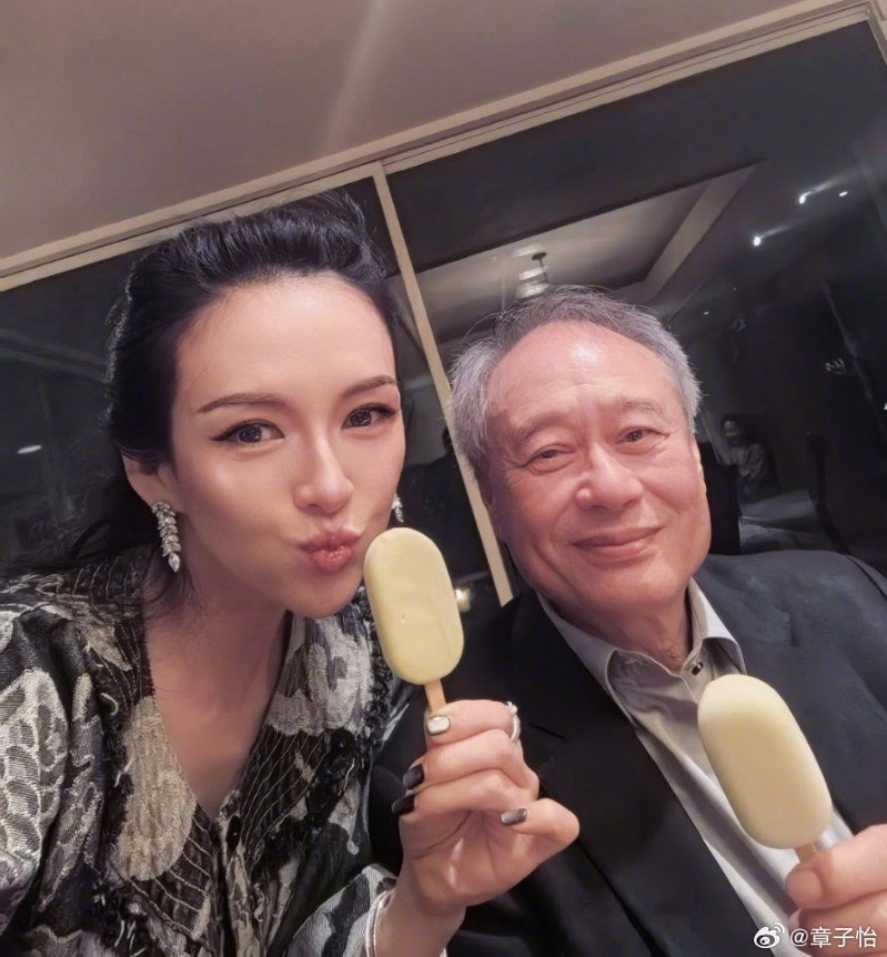 章子怡公开了3张与李安的合照。1 章子怡公开了3张与李安的合照。1