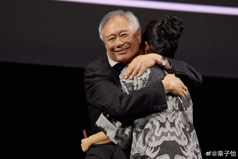 章子怡与李安再度拥抱,她指这代表得到对方认同。 章子怡与李安再度拥抱,她指这代表得到对方认同。