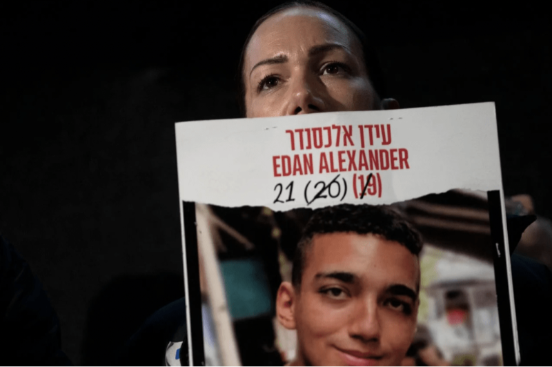 艾丹.亚历山大是加沙地带最后一名仍在生的美国人质。图为请愿者举艾丹.亚历山大头像剪画,要求尽快获释。美联社 艾丹.亚历山大是加沙地带最后一名仍在生的美国人质。图为请愿者举艾丹.亚历山大头像剪画,要求尽快获释。美联社