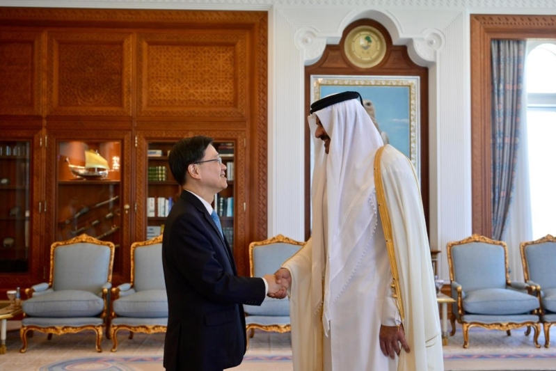 李家超与卡塔尔埃米尔、国家元首HH Sheikh Tamim bin Hamad Al Thani会面,就加强香港与卡塔尔的经贸、投资及人文合作深入交流。 李家超fb 李家超与卡塔尔埃米尔、国家元首HH Sheikh Tamim bin Hamad Al Thani会面,就加强香港与卡塔尔的经贸、投资及人文合作深入交流。 李家超fb