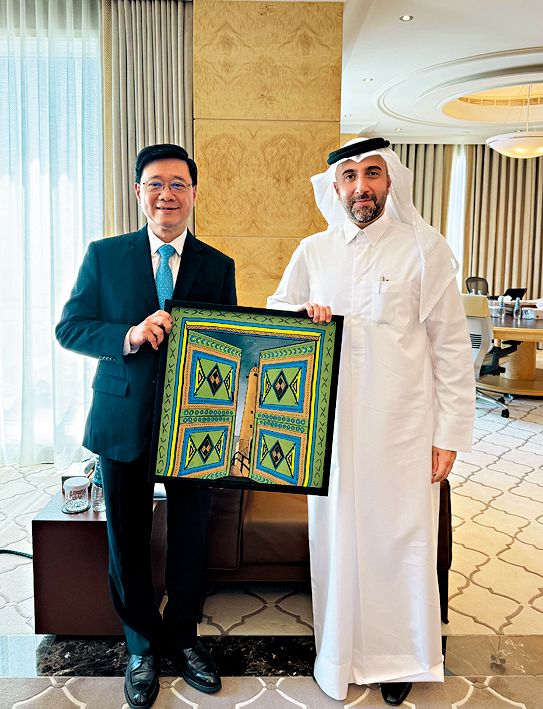 李家超亦到访卡塔尔投资局,了解当地金融发展。 李家超亦到访卡塔尔投资局,了解当地金融发展。