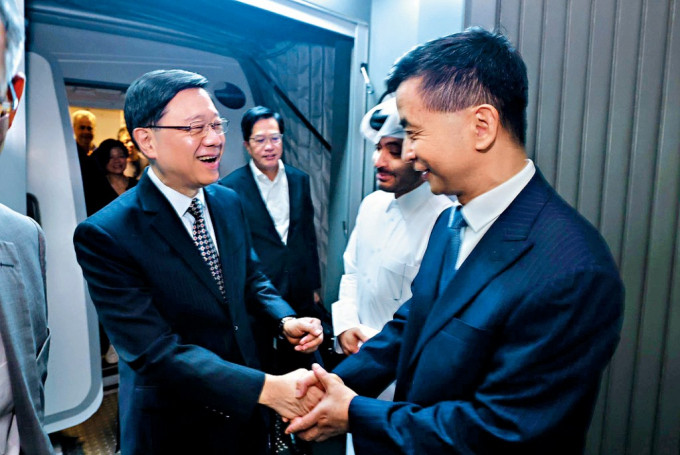 李家超(左) 李家超(左)