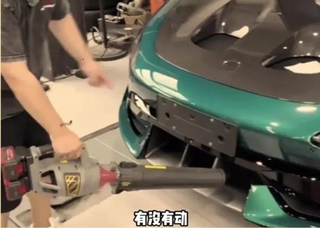 小米SU7 Ultra的碳纤维双风道前舱盖,被踢爆根本不能让气流通过。 小红书@莱芙酪 小米SU7 Ultra的碳纤维双风道前舱盖,被踢爆根本不能让气流通过。 小红书@莱芙酪