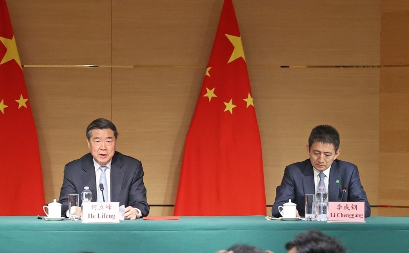 何立峰和李成钢在记者会上。 新华社 何立峰和李成钢在记者会上。 新华社