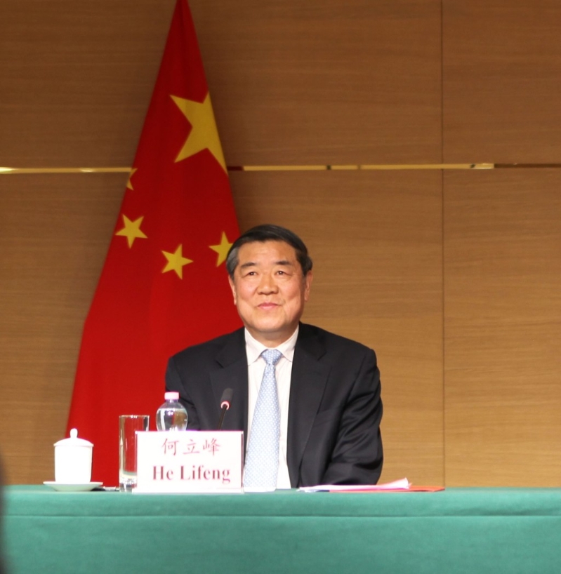 何立峰在记者会上。 中新社 何立峰在记者会上。 中新社