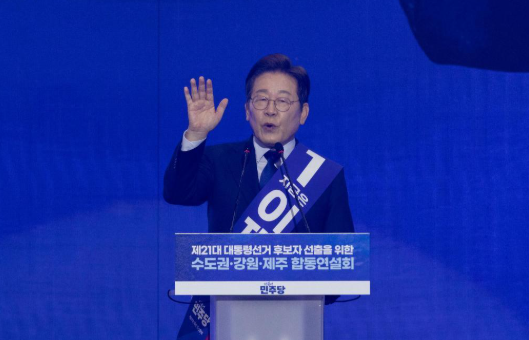 4月27日,在韩国高阳,李在明在当选共同民主党总统候选人后致辞。新华社 4月27日,在韩国高阳,李在明在当选共同民主党总统候选人后致辞。新华社