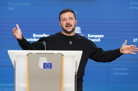 2024年10月17日,在比利时布鲁塞尔,乌克兰总统泽连斯基在欧盟峰会上参加新闻发布会。新华社 2024年10月17日,在比利时布鲁塞尔,乌克兰总统泽连斯基在欧盟峰会上参加新闻发布会。新华社