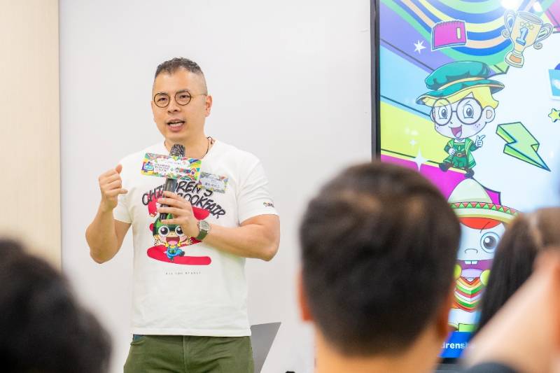 “儿童书展”总策划卢英杰认为:“小朋友5至6月考试压力大,在‘儿童书展’开心畅玩,减轻课业压力,更可缓和亲子关系,一举两得!”。 “儿童书展”总策划卢英杰认为:“小朋友5至6月考试压力大,在‘儿童书展’开心畅玩,减轻课业压力,更可缓和亲子关系,一举两得!”。