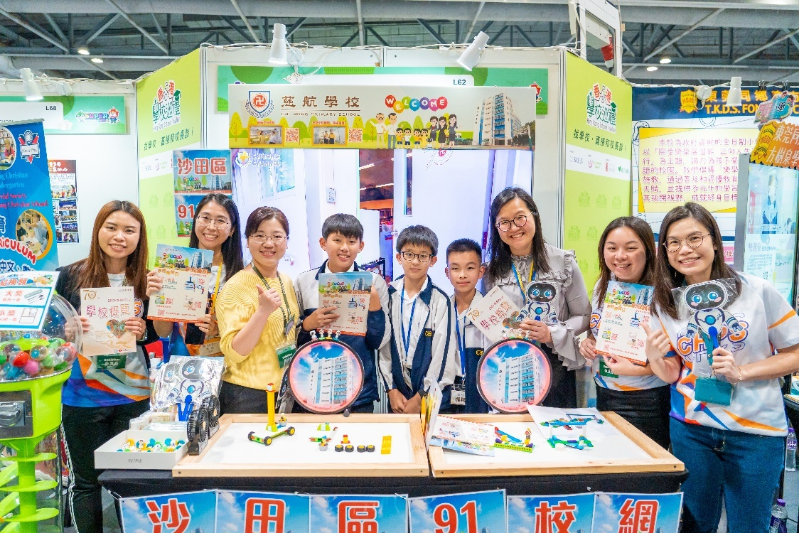 约300间本地幼儿园、小学、中学及大专院校将参与「香港学校展区」,校长及师生都会亲身出席。 约300间本地幼儿园、小学、中学及大专院校将参与「香港学校展区」,校长及师生都会亲身出席。