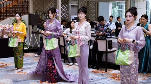 活动中模特儿展示娘惹服装特有的南洋风情。 活动中模特儿展示娘惹服装特有的南洋风情。