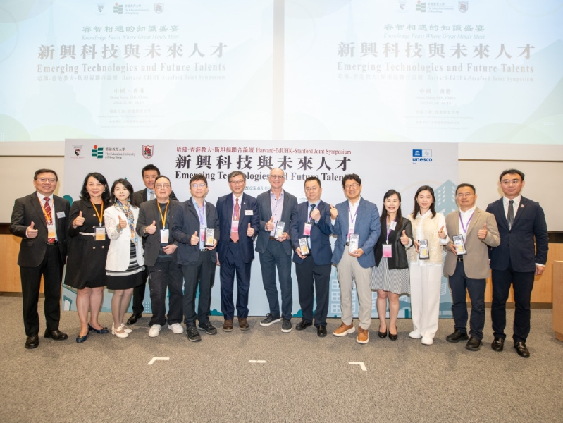 到场的主题演讲者与李子建校长(右八),郑美红副校长(右四),协理副校长(内地协作及发展)盖会霞女士(左二)以及组委会成员合影留念 到场的主题演讲者与李子建校长(右八),郑美红副校长(右四),协理副校长(内地协作及发展)盖会霞女士(左二)以及组委会成员合影留念