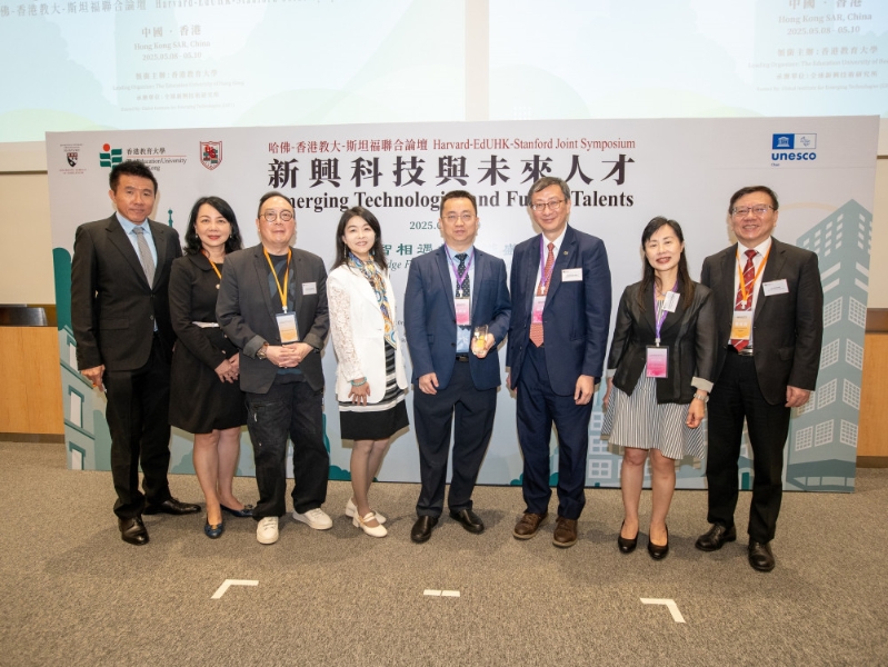 论坛的赞助方代表--科大讯飞副总裁王士进博士(右四)与教大应用政策研究及教育未来学院领导和人员合影留念 论坛的赞助方代表--科大讯飞副总裁王士进博士(右四)与教大应用政策研究及教育未来学院领导和人员合影留念