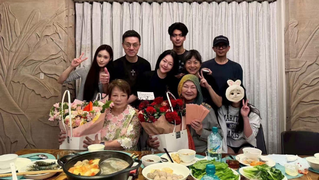 S妈母亲节深夜公开“全家福”。( S妈母亲节深夜公开“全家福”。(