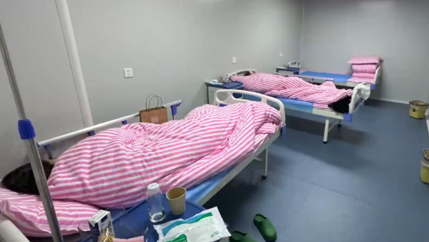 非法实验室内,有多名女子躺在病床上 非法实验室内,有多名女子躺在病床上