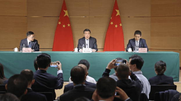 何立峰(中) 何立峰(中)