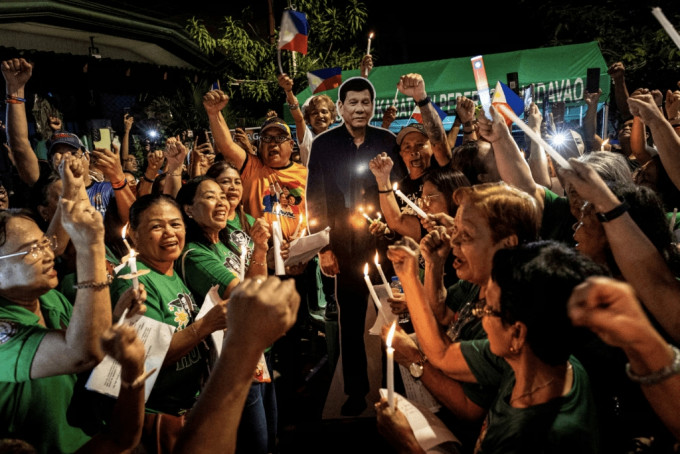 杜特尔特支持者早前在集会,支持杜特尔特。 路透社 杜特尔特支持者早前在集会,支持杜特尔特。 路透社