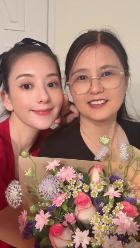方媛和妈妈庆祝母亲节,似两姊妹多过两母女。 方媛和妈妈庆祝母亲节,似两姊妹多过两母女。