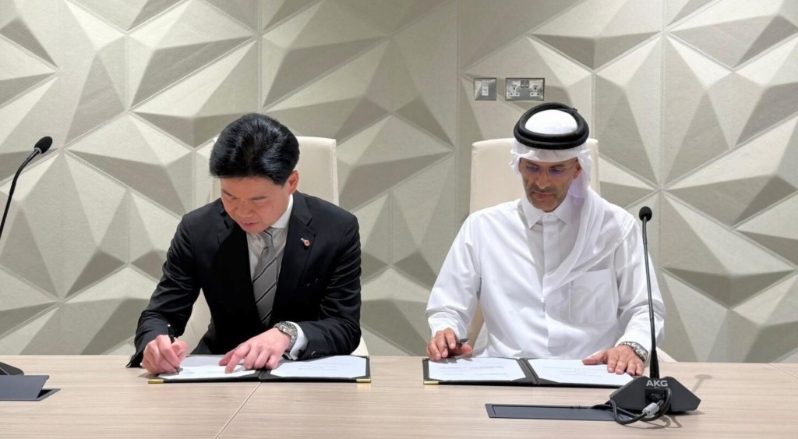 律师会会长汤文龙与卡塔尔国际调解仲裁中心董事会副主席Thani Al Thani代表双方机构签署谅解备忘录。 (律师会提供)1 律师会会长汤文龙与卡塔尔国际调解仲裁中心董事会副主席Thani Al Thani代表双方机构签署谅解备忘录。 (律师会提供)1