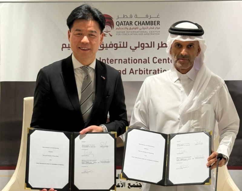 律师会会长汤文龙与卡塔尔国际调解仲裁中心董事会副主席Thani Al Thani代表双方机构签署谅解备忘录。 (律师会提供) 律师会会长汤文龙与卡塔尔国际调解仲裁中心董事会副主席Thani Al Thani代表双方机构签署谅解备忘录。 (律师会提供)