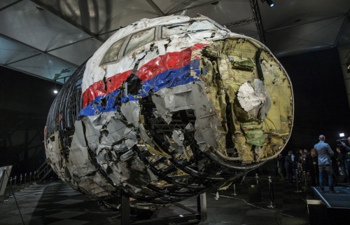 马航MH17班机残骸经过重整,以便调查。 路透社 马航MH17班机残骸经过重整,以便调查。 路透社
