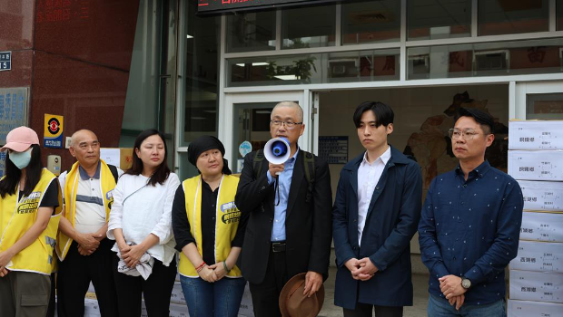 无党籍县议员曾玟学(右2)非常积极投入罢免苗栗蓝委行动。 无党籍县议员曾玟学(右2)非常积极投入罢免苗栗蓝委行动。