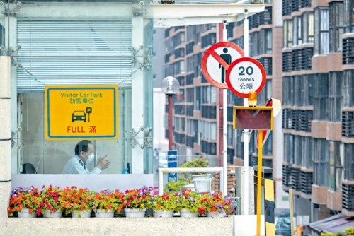 保安业人手紧绌,很多员工以薪代假。 保安业人手紧绌,很多员工以薪代假。