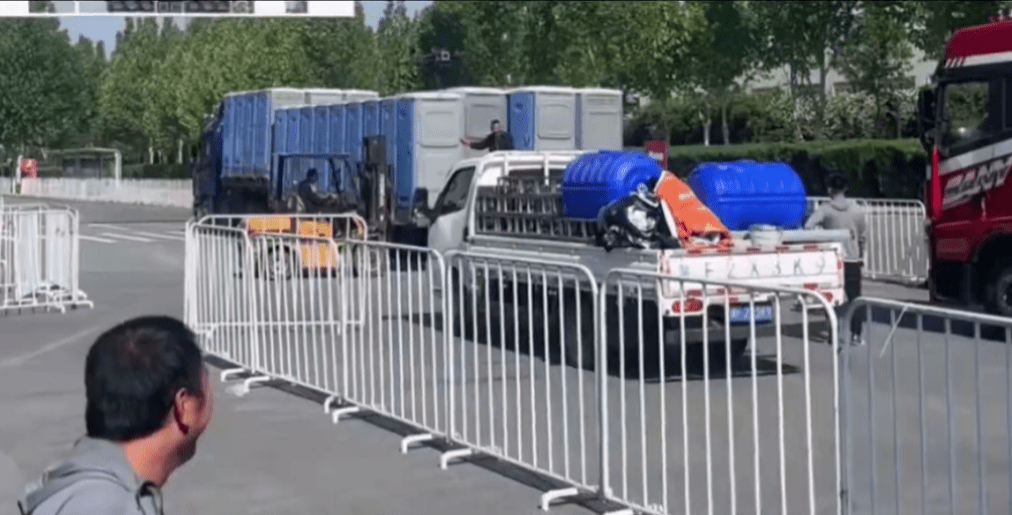 网片显示,铲车从货车上将流动厕所运下来。 网片显示,铲车从货车上将流动厕所运下来。