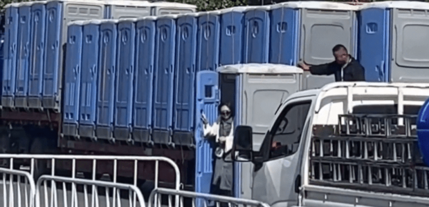 一名女子从流动厕所走出。 一名女子从流动厕所走出。