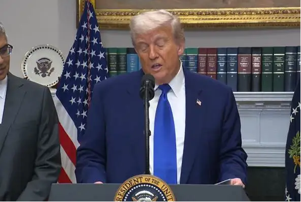 特朗普12日在记者会上 特朗普12日在记者会上