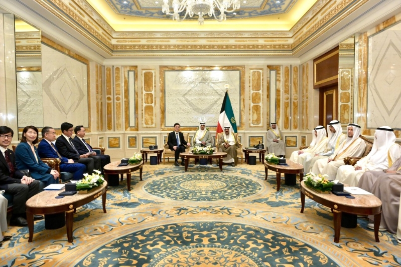 李家超(左六)今日(13日)在科威特與科威特埃米爾(國家元首)Meshal Al-Ahmad Al-Jaber Al-Sabah(右六)會面。政府新聞處圖片