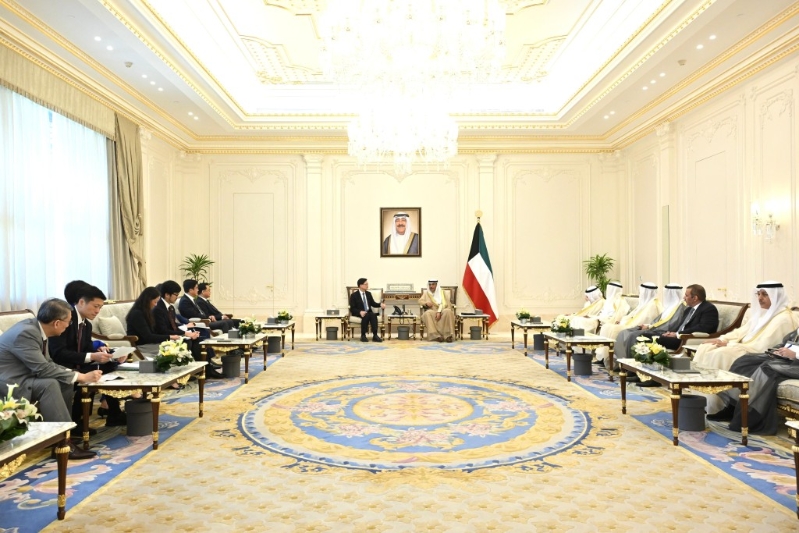 李家超(右八)今日(13日)在科威特與科威特王儲Sabah Al-Khaled Al-Hamad Al-Mubarak Al-Sabah(右七)會面。政府新聞處圖片