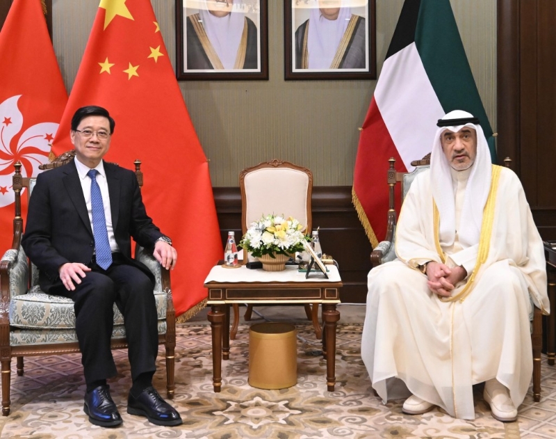 李家超(左)今日(13日)在科威特與科威特署理首相Fahad Yousuf Saud Al-Sabah(右)會面。政府新聞處圖片