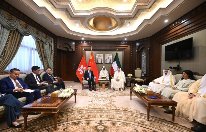 李家超(左四)今日(13日)在科威特與科威特署理首相Fahad Yousuf Saud Al-Sabah(右三)會面。政府新聞處圖片