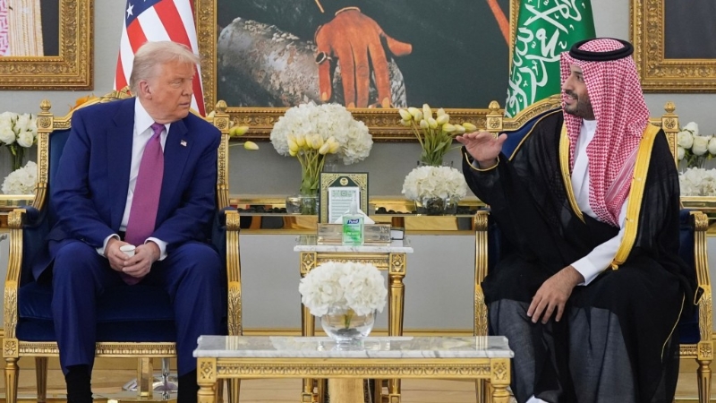 特朗普落机后,与沙特王储小萨勒曼在机场稍作倾谈。 美联社 特朗普落机后,与沙特王储小萨勒曼在机场稍作倾谈。 美联社