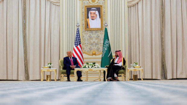 美国和沙特阿拉伯签署价值近1,420亿美元的军售协议。 美国和沙特阿拉伯签署价值近1,420亿美元的军售协议。