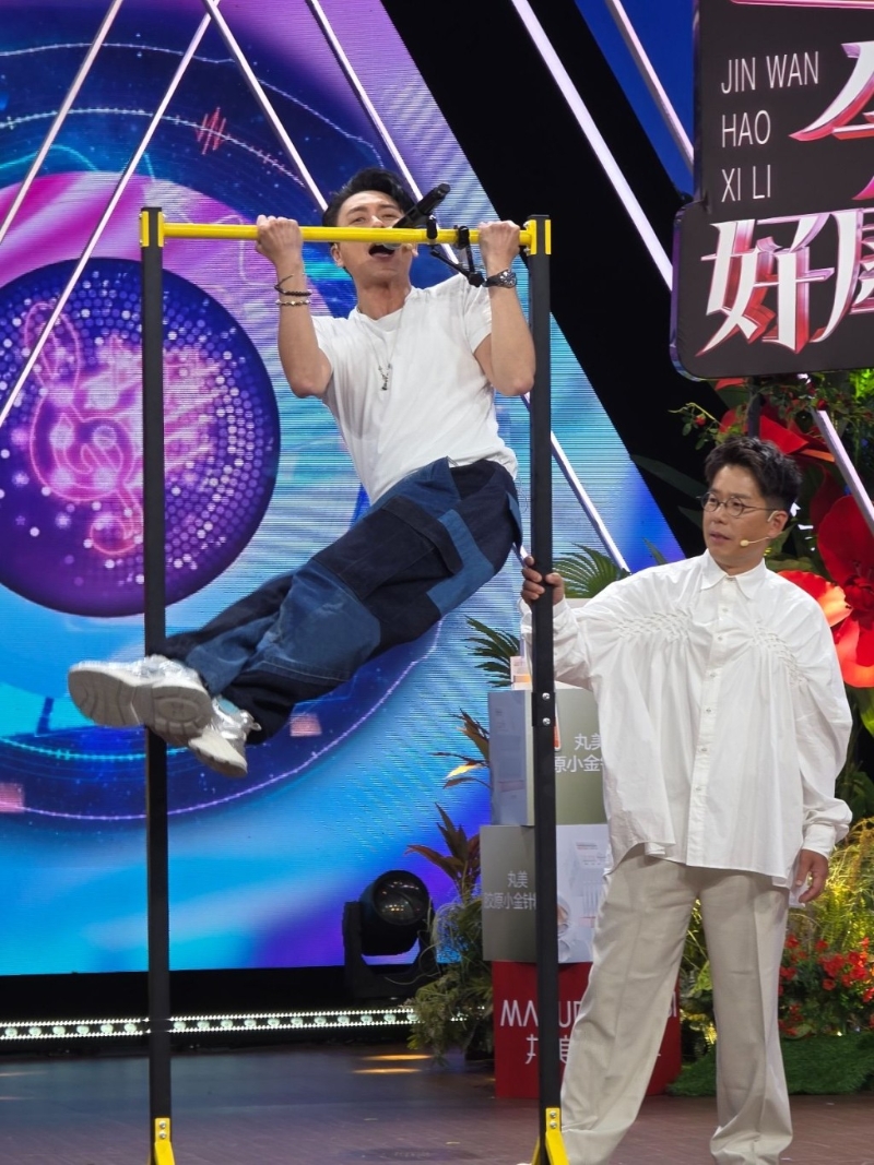 黄宗泽引体上升兼唱歌无难度。 黄宗泽引体上升兼唱歌无难度。