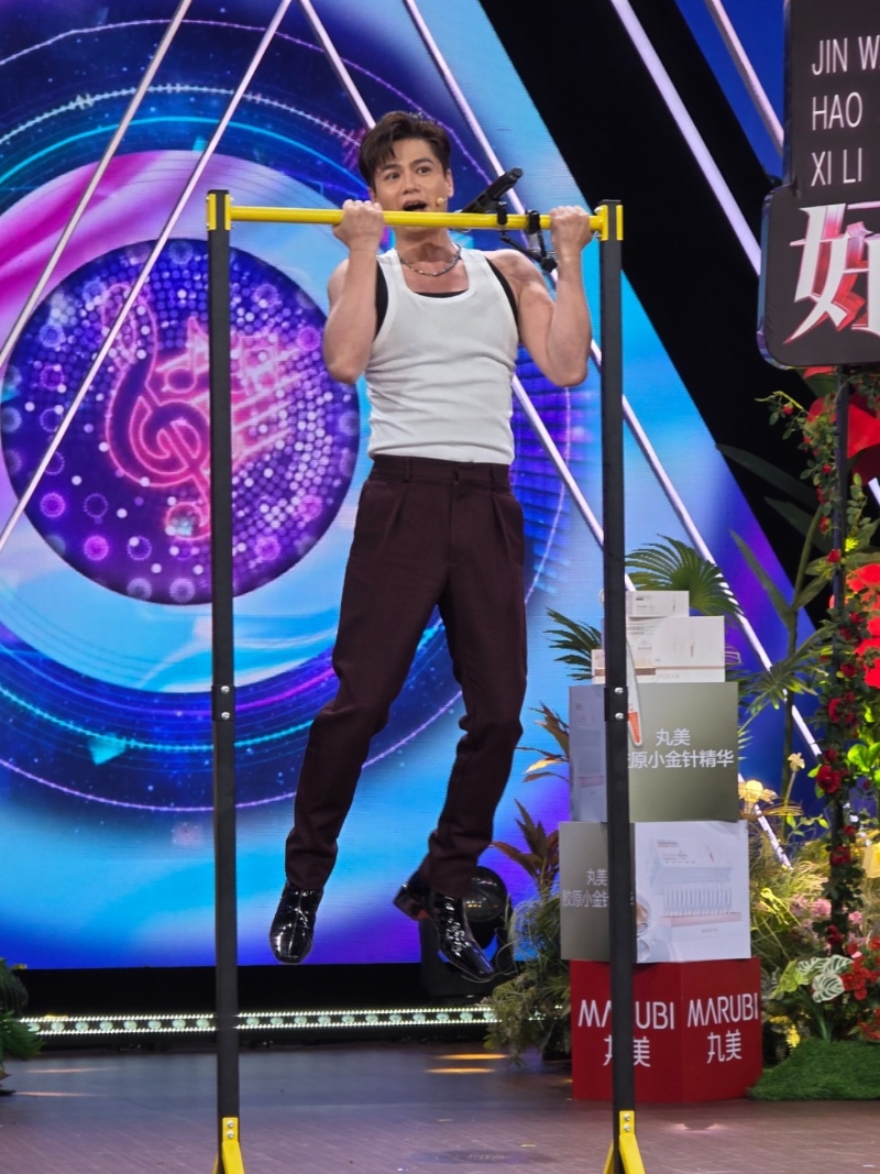 罗子溢乘机炫耀肌肉。 罗子溢乘机炫耀肌肉。