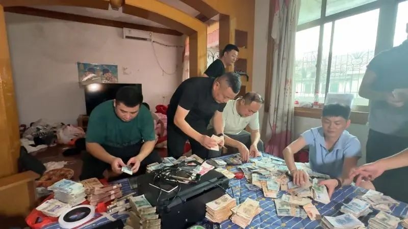 夫妻家中印制假币被抓 夫妻家中印制假币被抓