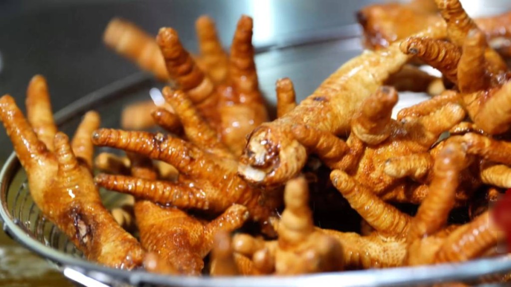 美国的鸡爪主要出口中国,如改制饲料价值会大跌九成。 美国的鸡爪主要出口中国,如改制饲料价值会大跌九成。