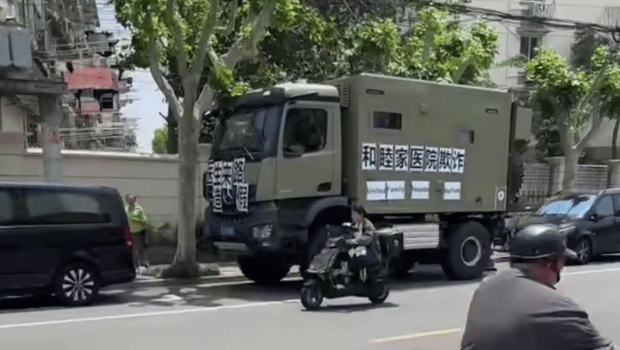 男子开奔驰重型货车维权。 男子开奔驰重型货车维权。