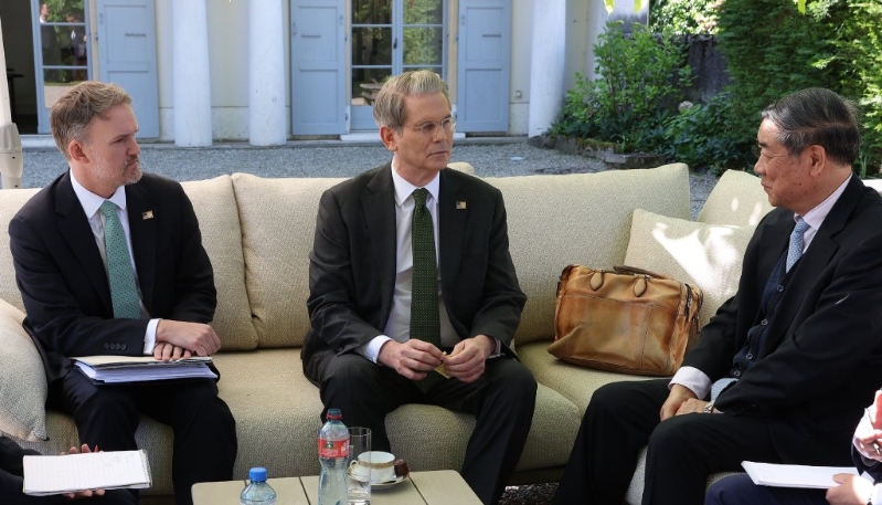 何立峰与贝森特(中) 何立峰与贝森特(中)