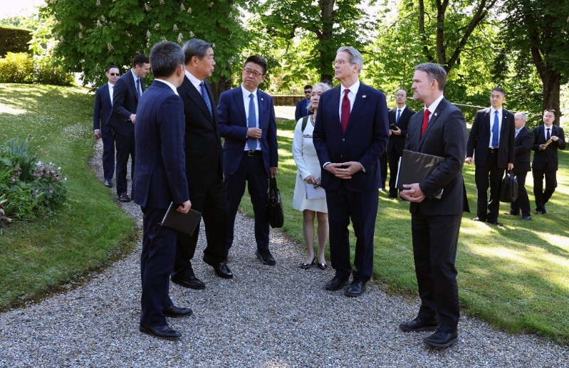 中美代表在闭门会谈前 中美代表在闭门会谈前